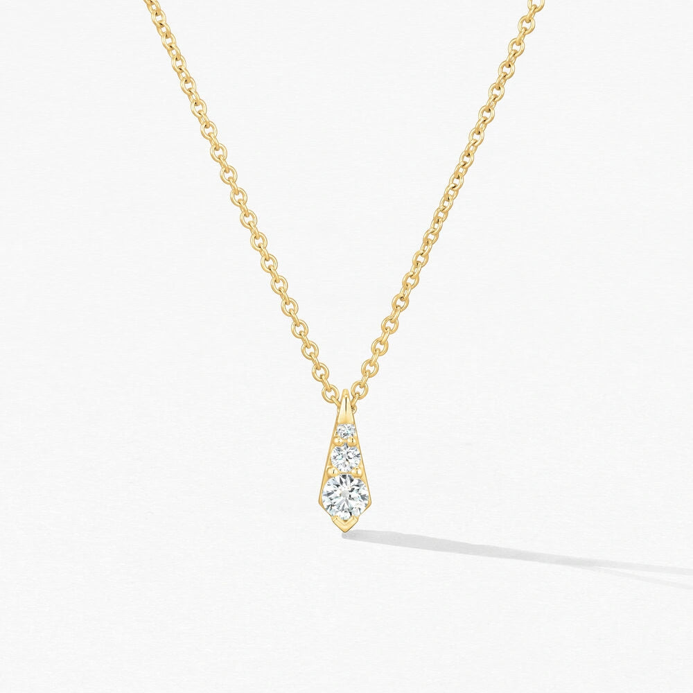 Gros plan sur le pendentif en diamant serti sur or jaune de la collection Mon Paris.