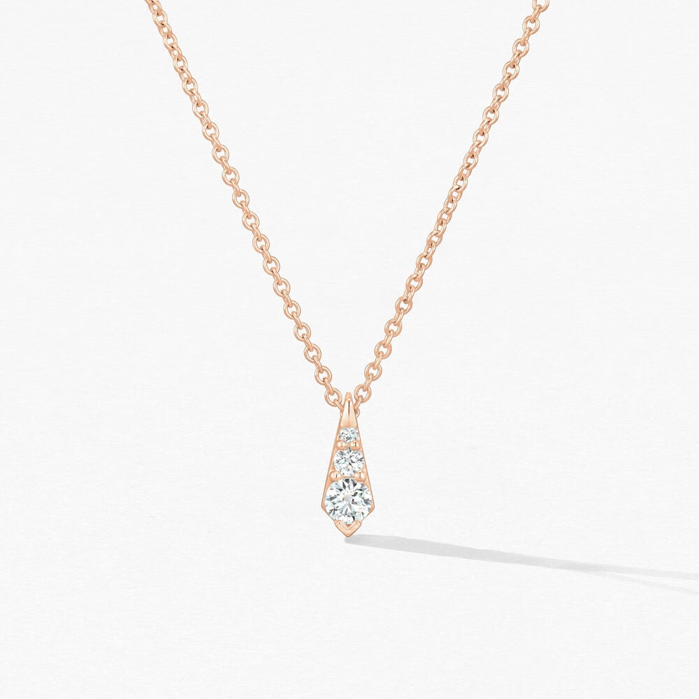 Pendentif Mon Paris en or rose avec diamant naturel, une touche délicate et raffinée.