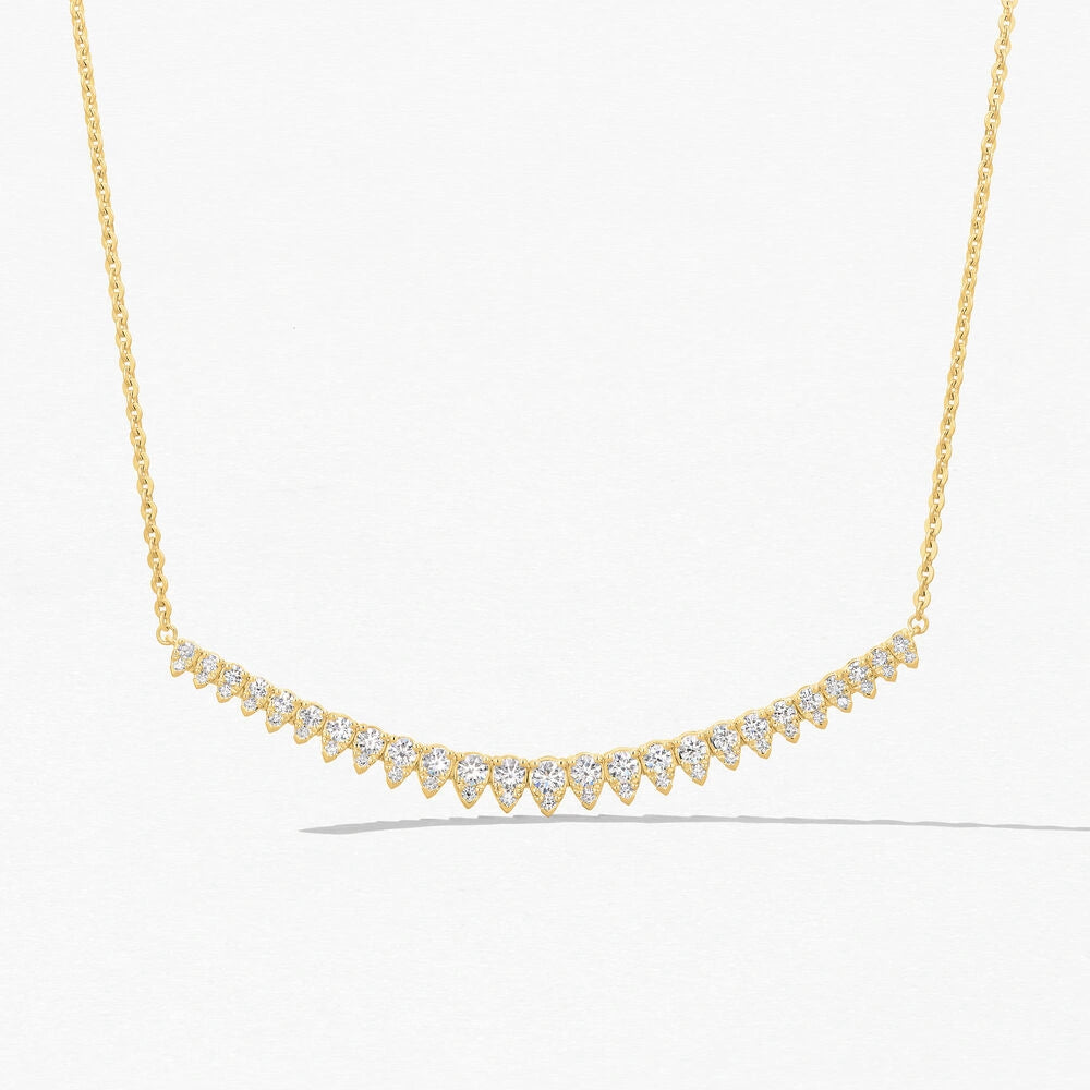 Pendentif en diamant sur chaîne d'or jaune, collier Saint Germain Grand pour un look chic.