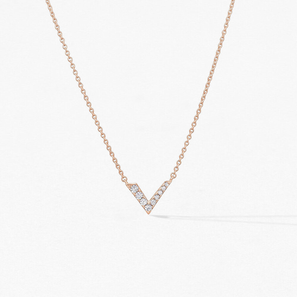 Collier en or rose Victoire avec 0.19 carat de diamants, élégance intemporelle.