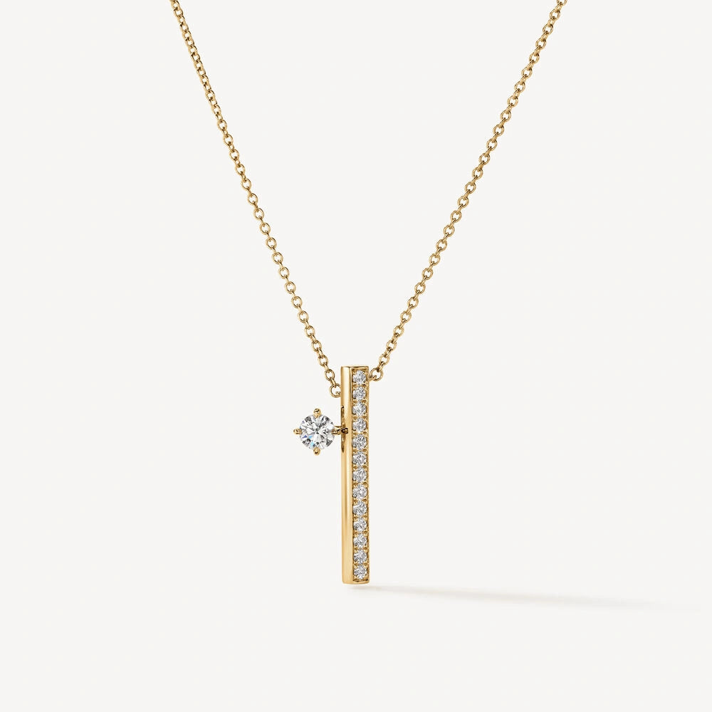 Collier en or jaune avec diamant, modèle Juste un Trait, vue de face capturant le design minimaliste.