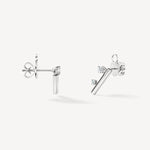 Vue latérale des boucles d’oreilles en or blanc Silhouette Grande avec des diamants soigneusement sertis griffes.