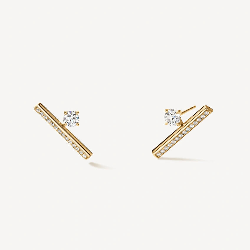 Boucles d’oreilles en or jaune avec diamant taille rond, modèle Silhouette Grande, vue de face révélant le design minimaliste