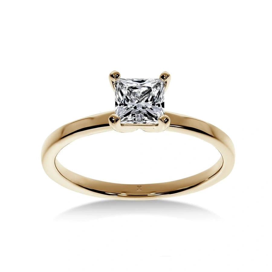 Bague de fiançailles Solitaire Fascination Diamant Princesse en or jaune avec diamant taille princesse certifié GIA, vue de face.