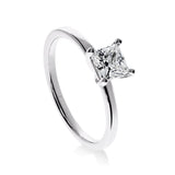 Zoom sur sur la bague Solitaire Fascination Diamant Princesse en or blanc, mettant en valeur la brillance du diamant central.