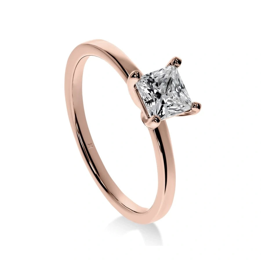 Gros plan de la bague Solitaire Fascination Diamant Princesse en or rose, mettant en valeur la brillance du diamant central.